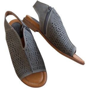 Like New Comfortiva Leather Delsie Sandals Size
9 Retail $120.00